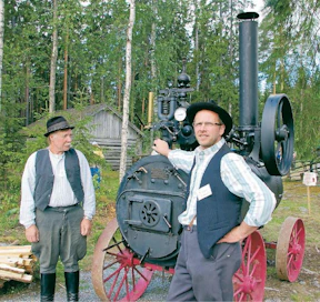 Punkalaitumen Museo- ja Kotiseutuyhdistys ry:n puheenjohtaja Kalevi Sillanpäällä (oik.) riitti puuhaa Kaikkien aikojen maatalousnäyttelyn tapahtumajärjestelyissä. Aikaa piisasi kuitenkin myös onkapannun eli höyrykattilan toimintaperiaatteen esittelyyn.