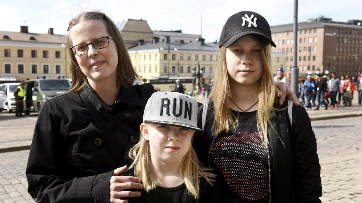 Sinikka Haaksiluoto kertoo olevansa Koivisto-fani. Seurana Helmi ja Henna Suuronen. LEHTIKUVA / HEIKKI SAUKKOMAA