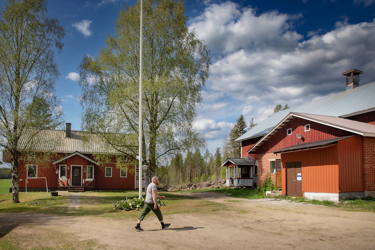 Navetan ensimmäinen osuus on rakennettu 1950-luvulla ja laajennus 2000-luvun alussa. Vuonna 1994 rakennettu asuintalo ei juuri vaatinut remonttia.