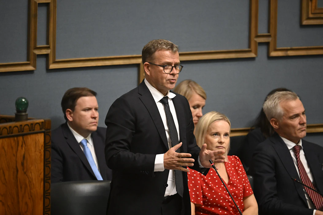 Pääministeri Petteri Orpo (kok.) muistutti, että sopeutustoimia on jouduttu kokonaisuudessaan tekemään paljon. LEHTIKUVA / Markku Ulander.