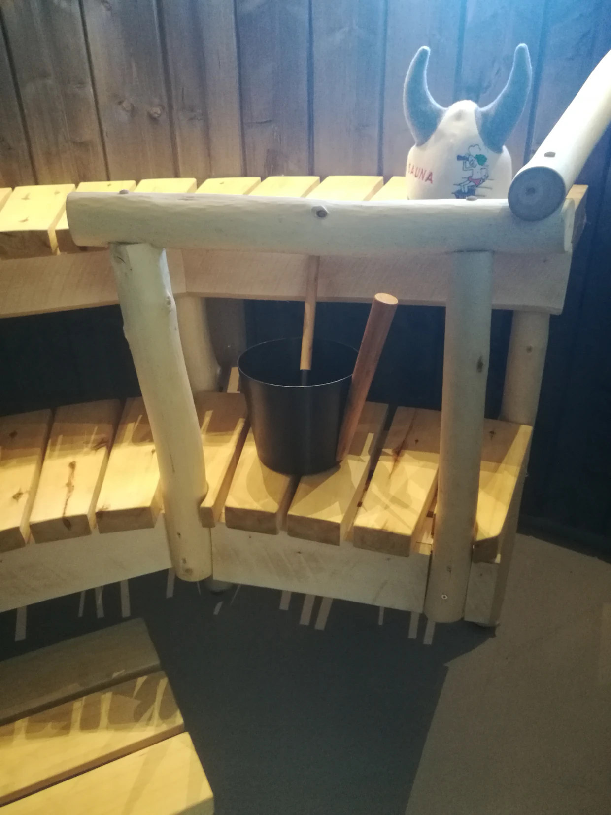 Saunan lauteet tehtiin omasta metsästä kaadetuista haavoista.
