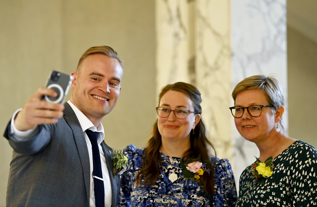 Vihreiden kansanedustajat Atte Harjanne, Inka Hopsu ja Krista Mikkonen eduskuntaryhmän mediatapaamisessa keskiviikkona.