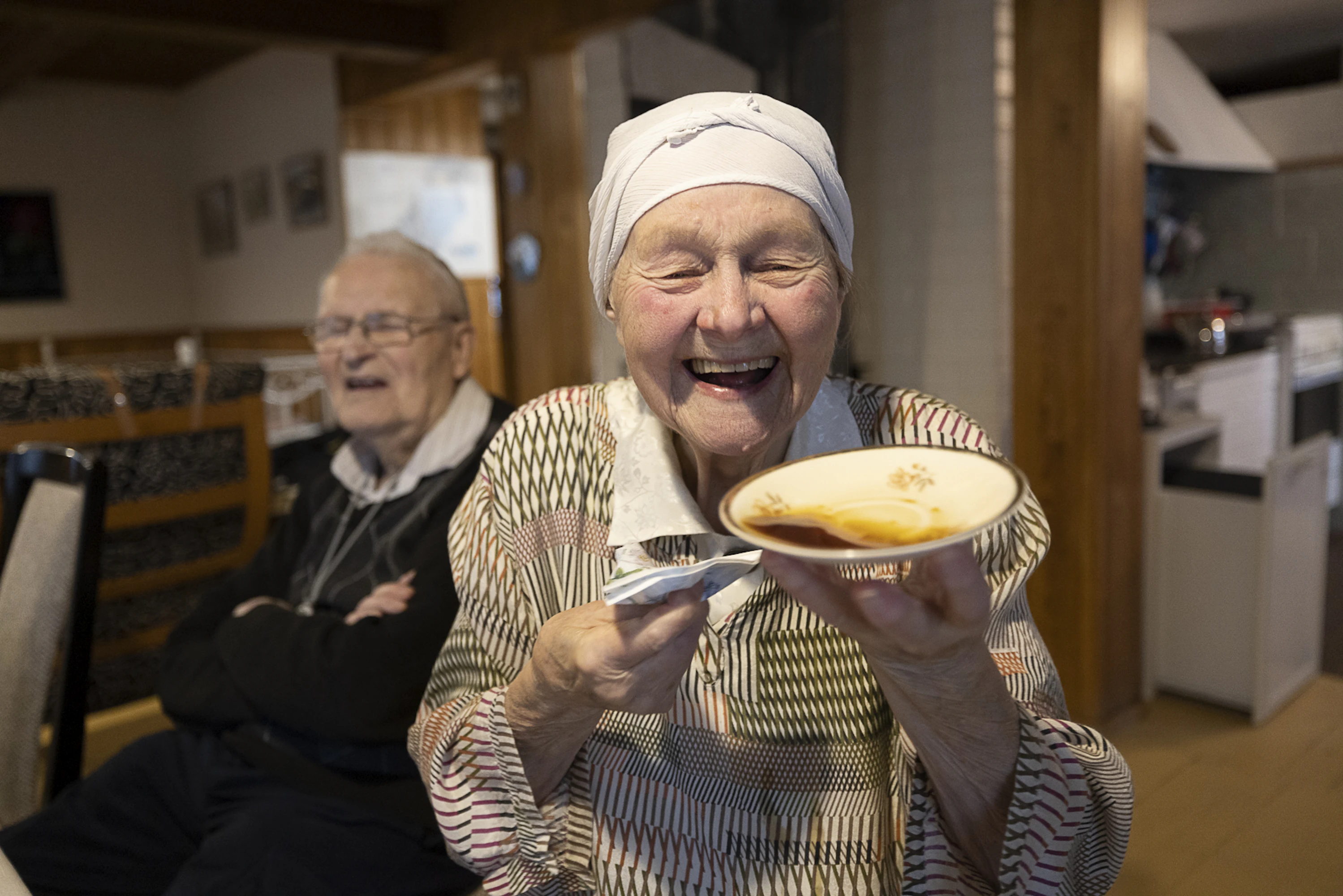 Evakkotausta on yhdistänyt yli 60 vuotta naimisissa olleiden Kaisu ja Antti Rokan yhteistä taivalta. Rokka näytti, miten hänen isoäitinsä nautti kahvinsa aina tassilta eli pieneltä lautaselta.
