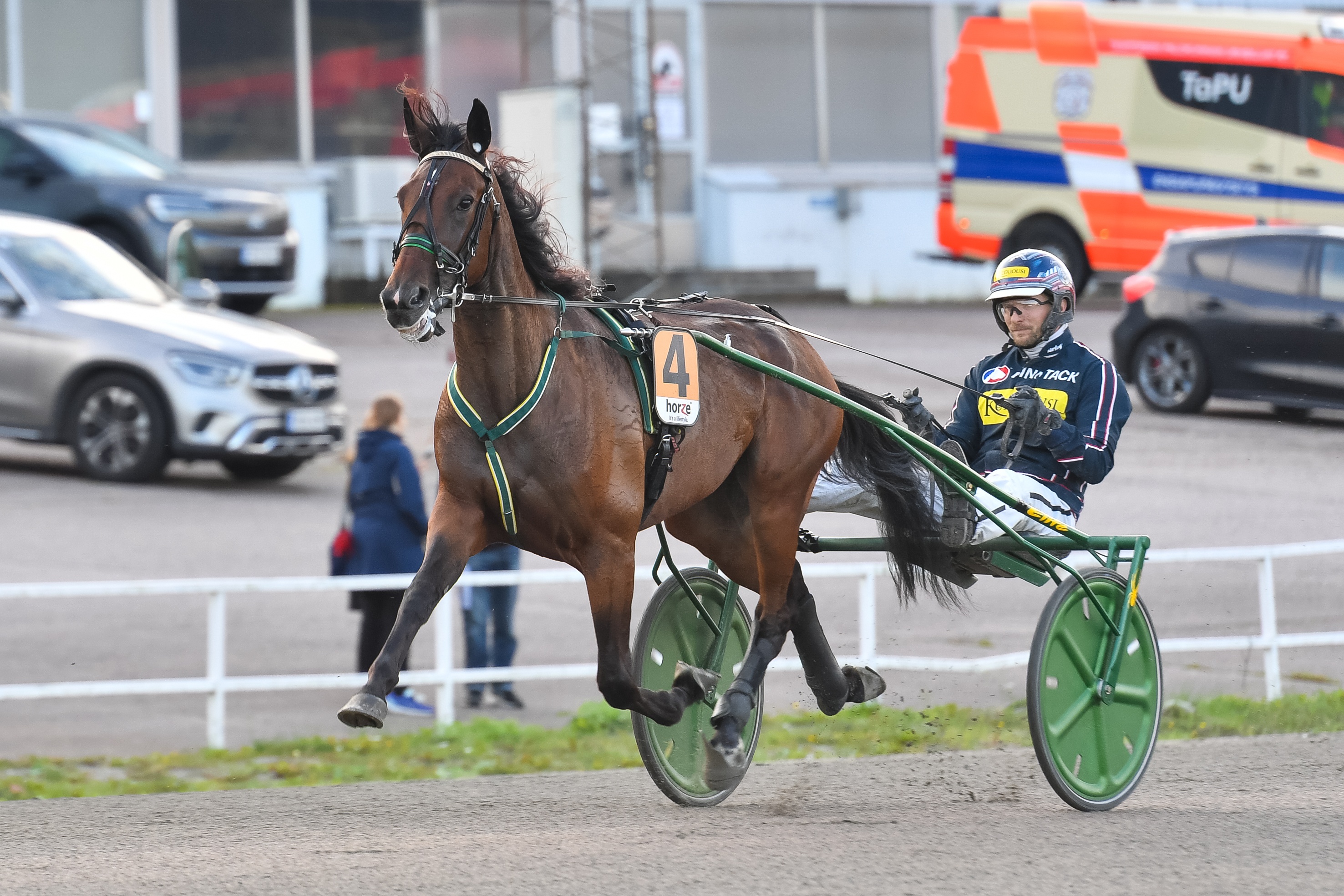 Janne Korpi nähdään Seinäjoellakin Arctic Fionan ohjastajana. Juho Ihamuotilan mukaan jää ohjastajan päätettäväksi avataanko tammalta ensimmäistä kertaa korvat startissa.