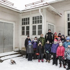 Kyläkoulujen puolustaminen on Arto Pirttilahden mielestä yksi Suomen Kylät ry:n tärkeitä tehtäviä. Kuvassa Nokian Sarkolan kylän oppilaita ja henkilökuntaa vuonna 2017.