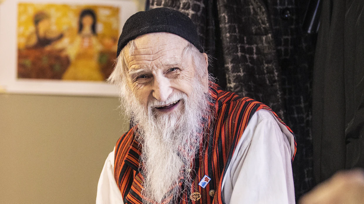 Pentti Ulenius on tanssinut yhdeksällä vuosikymmenellä ja keikkailee myös pelimannina.