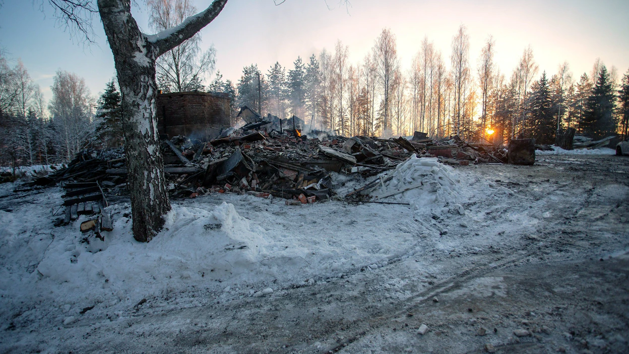 Poliisin mukaan mies löytyi kuolleena joulupäivänä palaneen omakotitalon palopaikalta. LEHTIKUVA / LAURI HEINO.