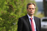 Kokoomuksen eduskuntaryhmän puheenjohtaja Kai Mykkänen pelkää hallituksen esittämän luvitusten sujuvoittamisen jopa hankaloittavan niitä.