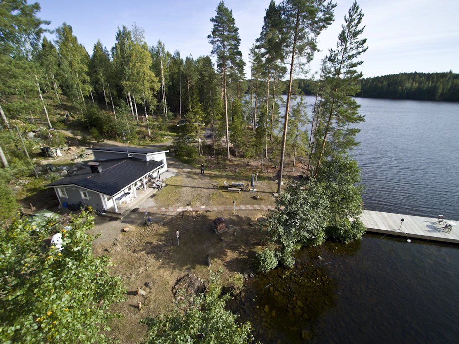 Uusissa kesämökeissä sähköautoa voi yleensä ladata voimavirralla.
