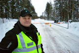 Metsähallituksen erätarkastaja Mika Seurujärvi saapui tammikuussa 2023 Aalistunturin alueen savotalle aktivistien mielenilmauksen takia.