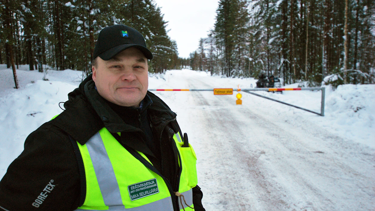 Metsähallituksen erätarkastaja Mika Seurujärvi saapui tammikuussa 2023 Aalistunturin alueen savotalle aktivistien mielenilmauksen takia.