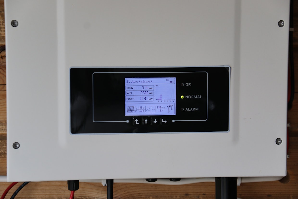 Ylijäämäsähkö syötetään Lumme Energian kautta valtakunnan verkkoon. Parhaimmillaan tuotto on ollut 5,7 kWh. Valmistajan mukaan kääntyvä järjestelmä on jopa 1,8-2 kertaa kiinteää tehokkaampi.
