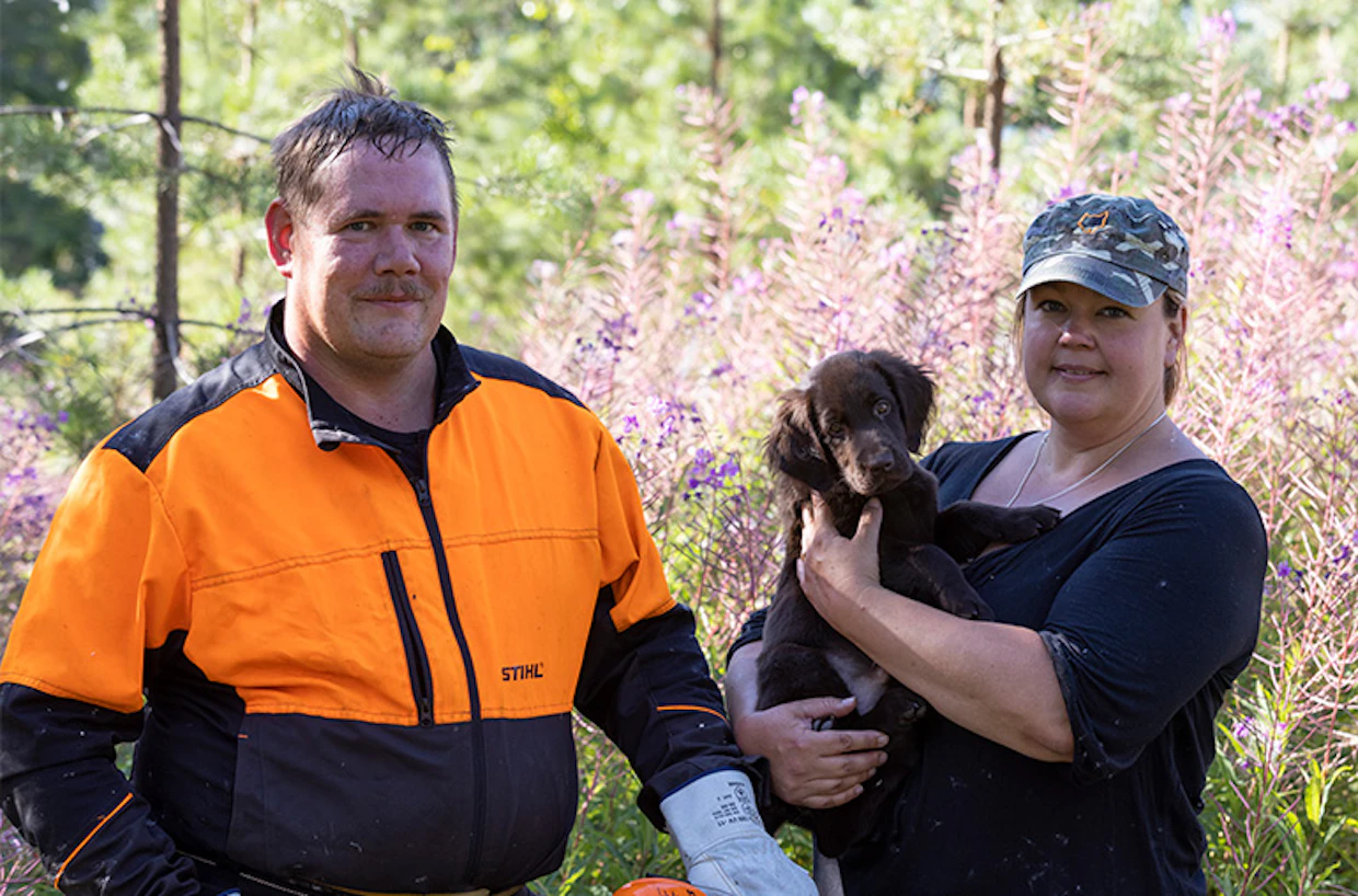Saga-pentu retkeili Kirsin kanssa sillä välin, kun Ville harvensi männikköä. Kirsi osallistuu istutuksiin ja maisemanhoitoon ja vastaa tilan kirjanpidosta.
