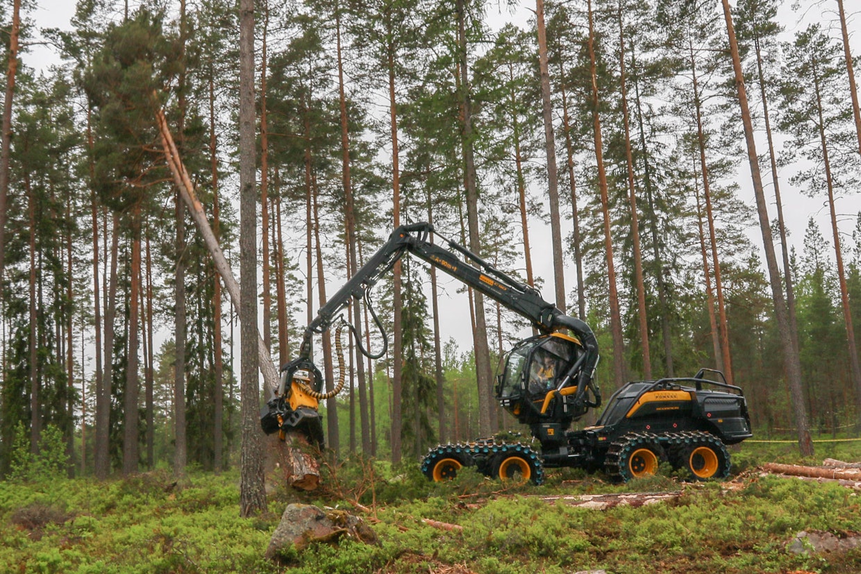 Ponsse Scorpion -mallistoon on odotettu suurempaa mallia. Nyt mallisto ei laajene suuremmalla, vaan tehokkaammalla Giant-versiolla. Se on tehostettu versio Scorpion King -mallista. Voimansiirtoa ja nosturia on tehostettu ja nyt on mahdollista asentaa Scorpioniin uudistettu H8 -harvesteripää.