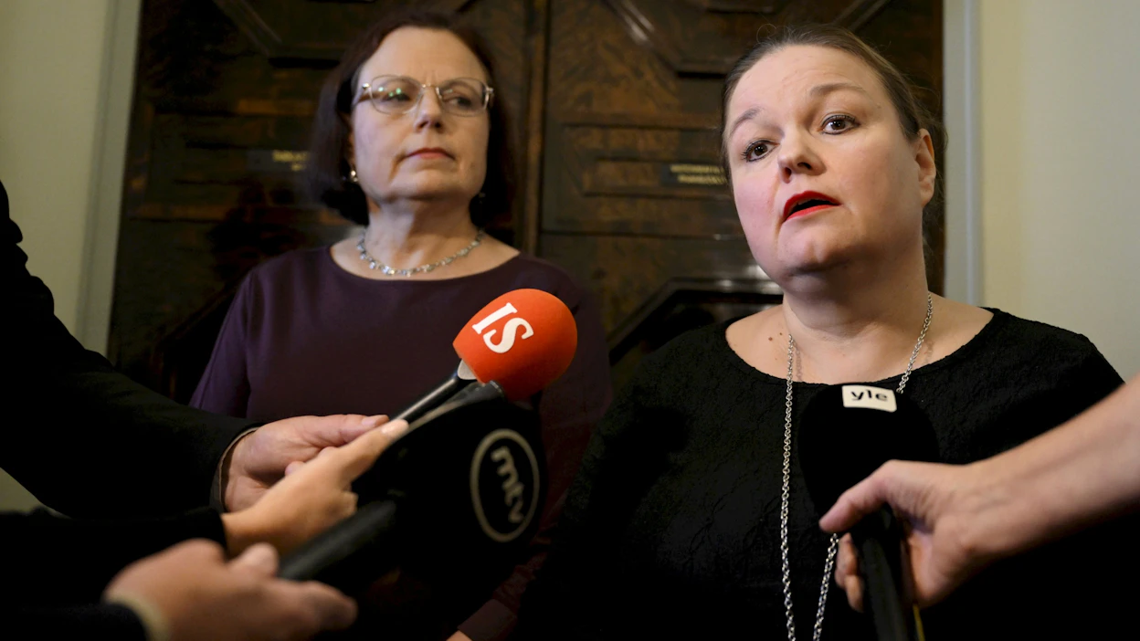 Eduskunnan sote-valiokunnan varapuheenjohtaja Mia Laiho (kok.) ja puheenjohtaja Krista Kiuru (sd.) valiokunnan kriisikokouksen jälkeen. LEHTIKUVA / EMMI KORHONEN.