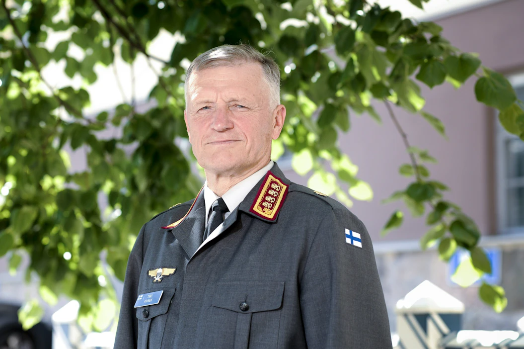 Puolustusvoimain komentaja, kenraali Timo Kivinen Helsingissä keskiviikkona. LEHTIKUVA / MIKKO STIG.