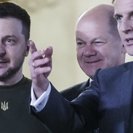 Ukrainan presidentti Volodymyr Zelenskyi (vas.), Saksan liittokansleri Olaf Scholz (kesk.) ja Ranskan presidentti Emmanuel Macron illastivat Pariisissa 8. helmikuuta.
