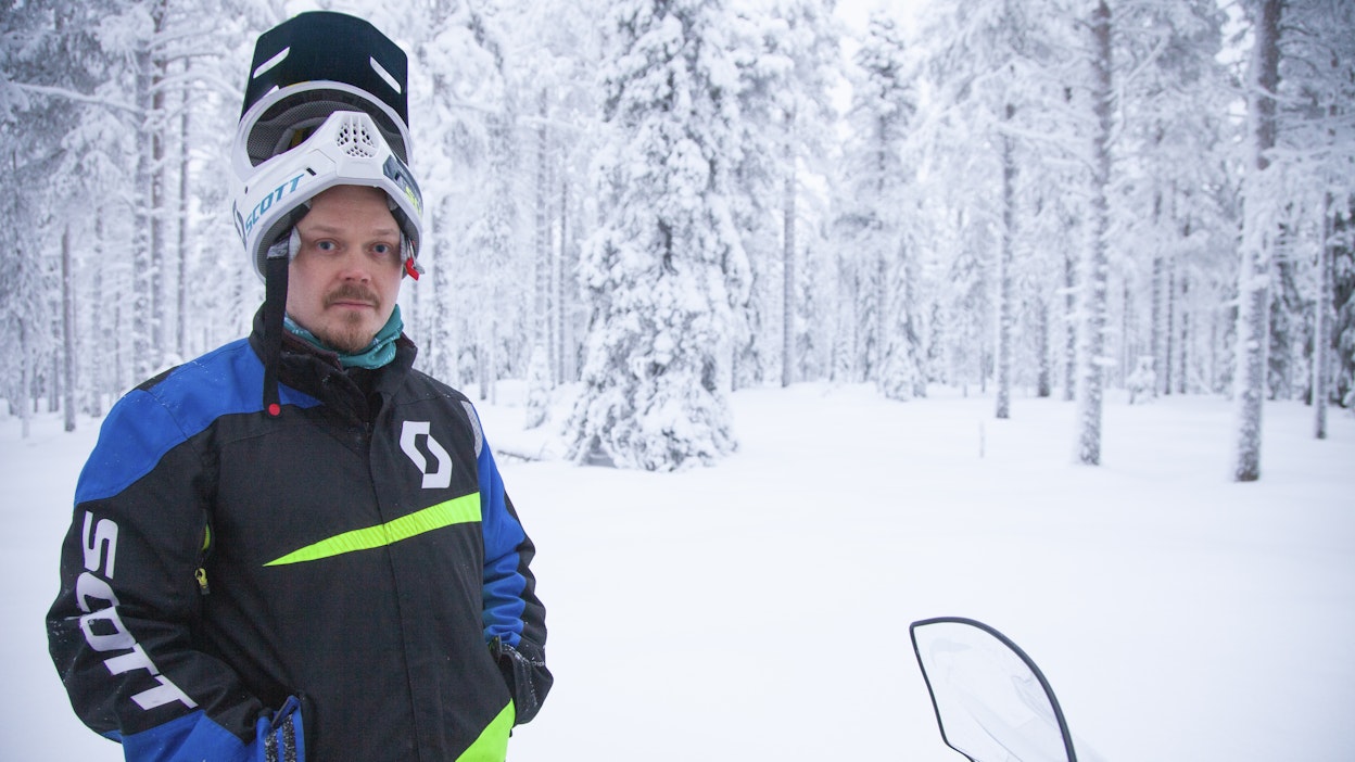 Kemijärven yhteismetsän toiminnanjohtaja Juho Puikko noin 150-vuotiaassa kuusimetsässä, joka on Greenpeacen mukaan luonnonmetsää. Ajoura näkyy selkeästi harvennetussa talousmetsässä.