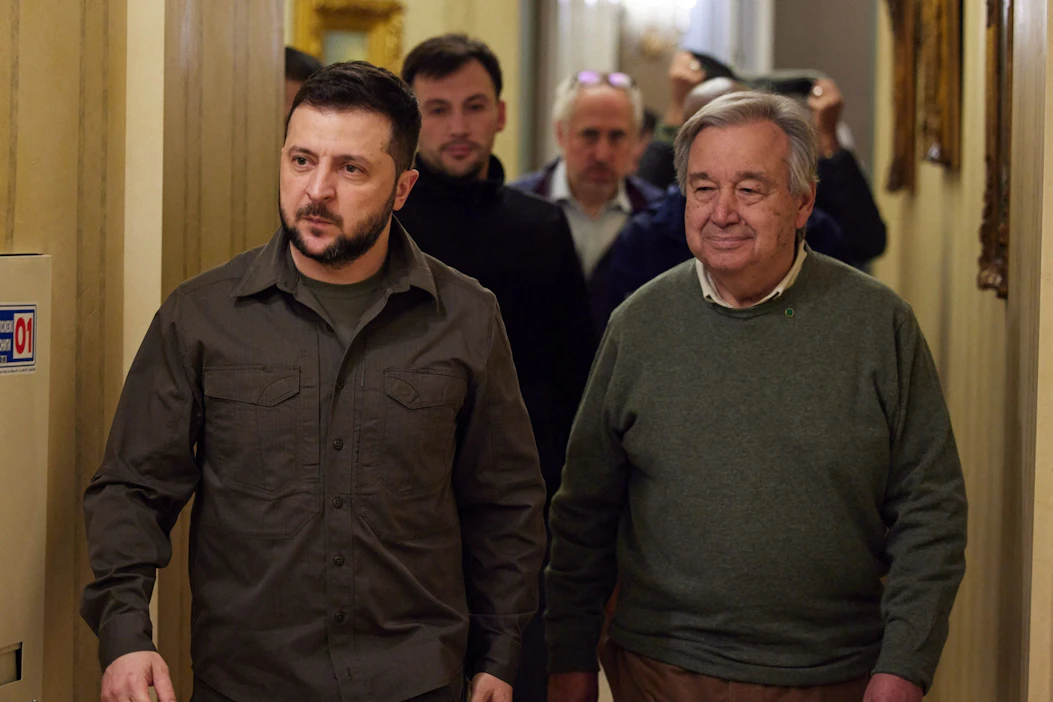 Ukrainan presidentti Volodymyr Zelenskyi ja YK:n pääsihteeri Antonio Guterres huhtikuussa 2022 Kiovassa. LEHTIKUVA/AFP/Ukrainan presidentin lehdistötoimisto.