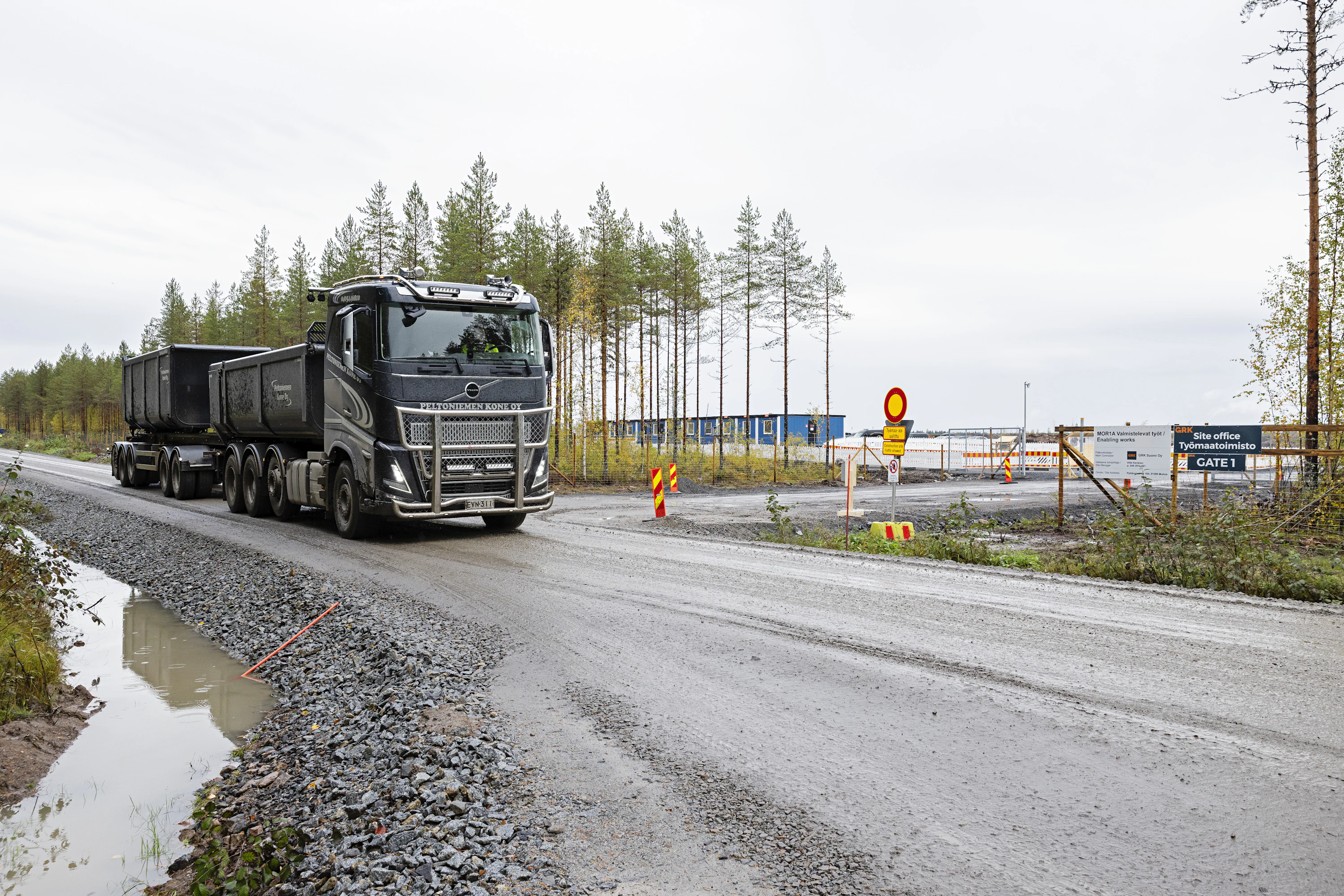Murskerekkoja kulkee uudella soratiellä hurjaa tahtia.