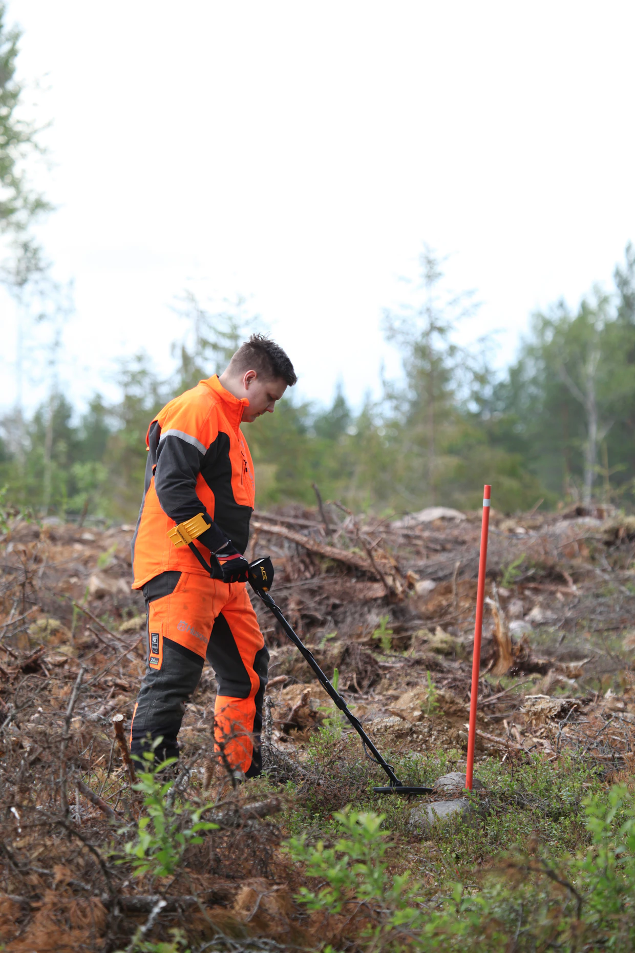 Metallinpaljastin rääkäisee äänekkäästi rajapyykin viereen sijoitetun metallin kohdalla. Pyykki määrittää rajan paikan, ei kartta.