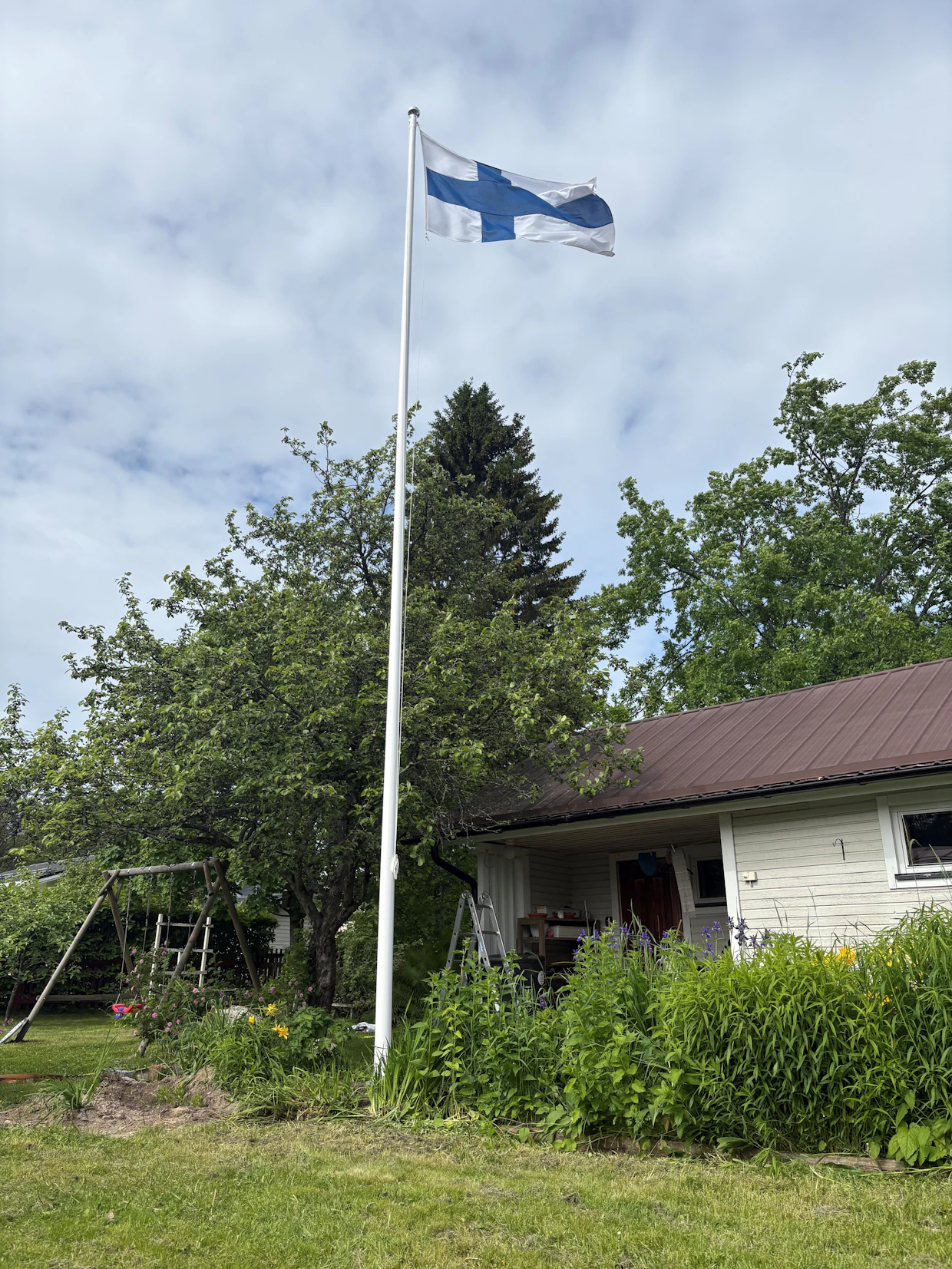Juhannuksena tuntui juhlalliselta nostaa lippu uuteen salkoon.