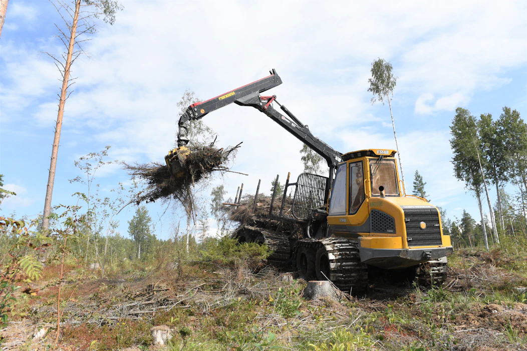 Ajokoneessa alkoi palo Heinävedellä. Oheisen aihekuvan kone ei liity tapaukseen.