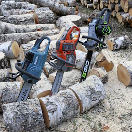 Makitan, Husqvarnan ja EGOn järeämmät akkusahat eivät kaihda paksujakaan runkoja. Pisimmät hyväksytetyt terälaitteetkin ovat 20” pituisia ja sahoissa riittää voimaa niille.