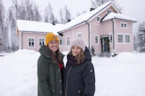 Hanna Kuusjärvi (vas.) ja Katja Asala asettuivat ensin opettajan asuntoon, joka näkyy kuvassa oikealla. Vähitellen remontti on edennyt yhä pidemmälle entisiin koulutiloihin.