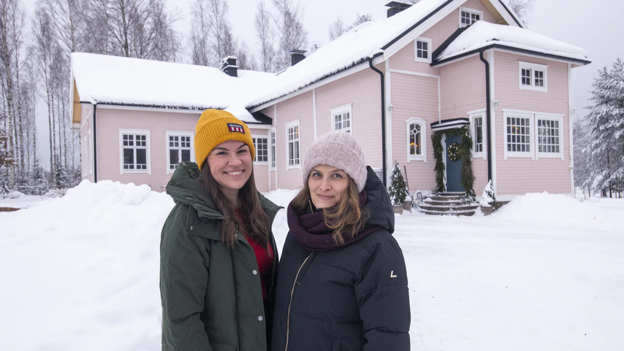 Hanna Kuusjärvi (vas.) ja Katja Asala asettuivat ensin opettajan asuntoon, joka näkyy kuvassa oikealla. Vähitellen remontti on edennyt yhä pidemmälle entisiin koulutiloihin.