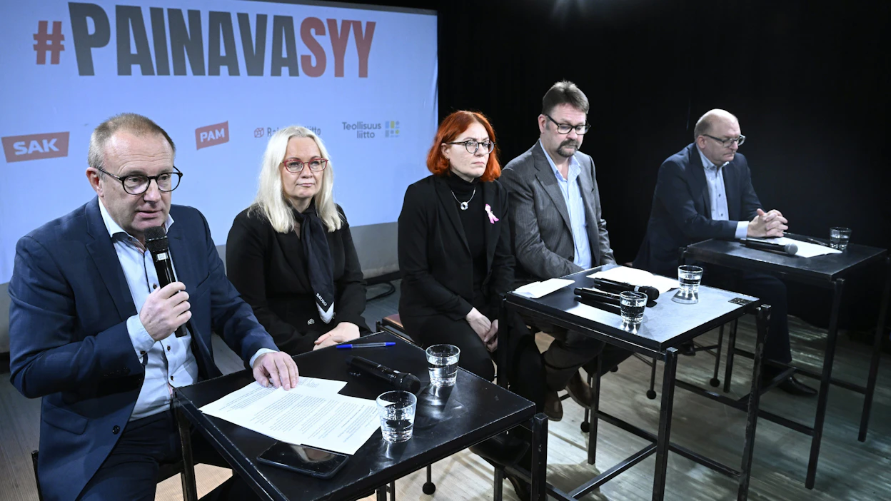 Otteet kovenevat. SAK:n puheenjohtaja Jarkko Eloranta (vas.), JHL:n Päivi Niemi-Laine<strong id="strong-8b9338692a9960f8e9b2b1cb76a80a84">, </strong>PAMin Annika Rönni-Sallinen, Rakennusliiton Kimmo Palonen sekä Teollisuusliiton Riku Aalto syyttivät Orpon-Purran hallitusta kovakorvaisuudesta.
