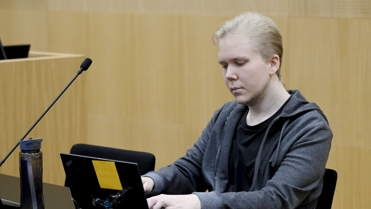 Aleksanteri Kivimäelle vaaditaan rangaistusta muun muassa törkeästä tietomurrosta ja liki 9 600 törkeästä yksityiselämää loukkaavasta tiedon levittämisestä. Arkistokuva. LEHTIKUVA / EMMI KORHONEN.