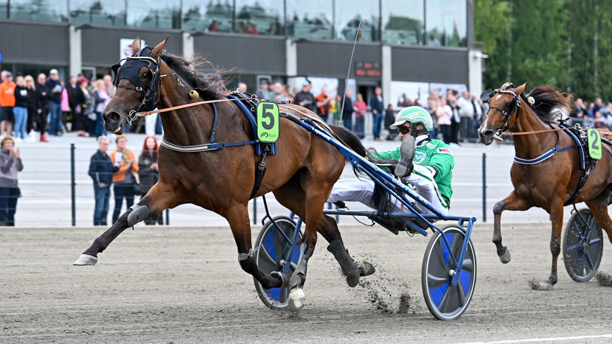 Ari Moilanen innostui tuulettamaan BWT Jackpotin voittoa ja liikuttui voittajahaastattelussa kyyneliin.
