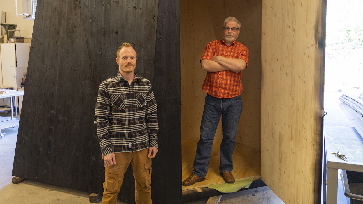 Hannu Turunen ja Matti Kilpiäinen esittelivät Farmari-näyttelyn yhteydessä Kaakkois-Suomen ammattikorkeakoulun, Xamkin, puualan TKI-toimintaa. Hiilipaviljongeiksi nimettyjä CLT-levyistä rakennettuja tiloja käytetään tutkimuksessa, jossa selvitetään, miten puurakenne vaikuttaa ihmisten hyvinvointiin.