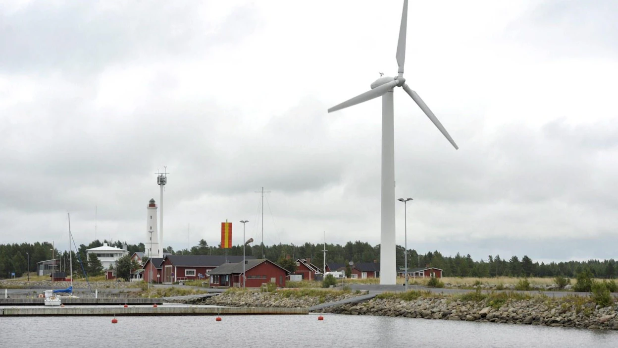Lappeenrannan teknillinen yliopisto kysyi tuulivoimalan äänen häiritsevyydestä Lappeenrannassa ja Merijärvellä asuvilta. LEHTIKUVA / Martti Kainulainen