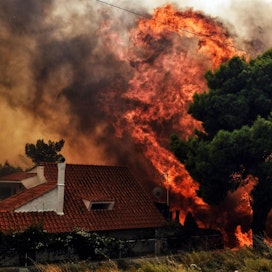 Metsäpalot uhkaavat asutusta Ateenan lähellä. LEHTIKUVA / AFP
