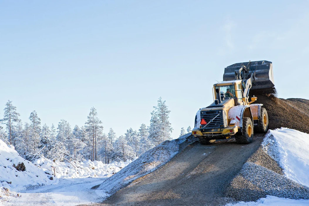 Pudasjärven Keinäsperällä valmistettiin viime perjantaina tientekoon tarvittavaa mursketta kuusamolaisen Kone Hyrkäs Oy:n murskeasemalla. Otso Metsäpalvelulla on käynnissä alueella metsäteiden kunnostushankkeita.