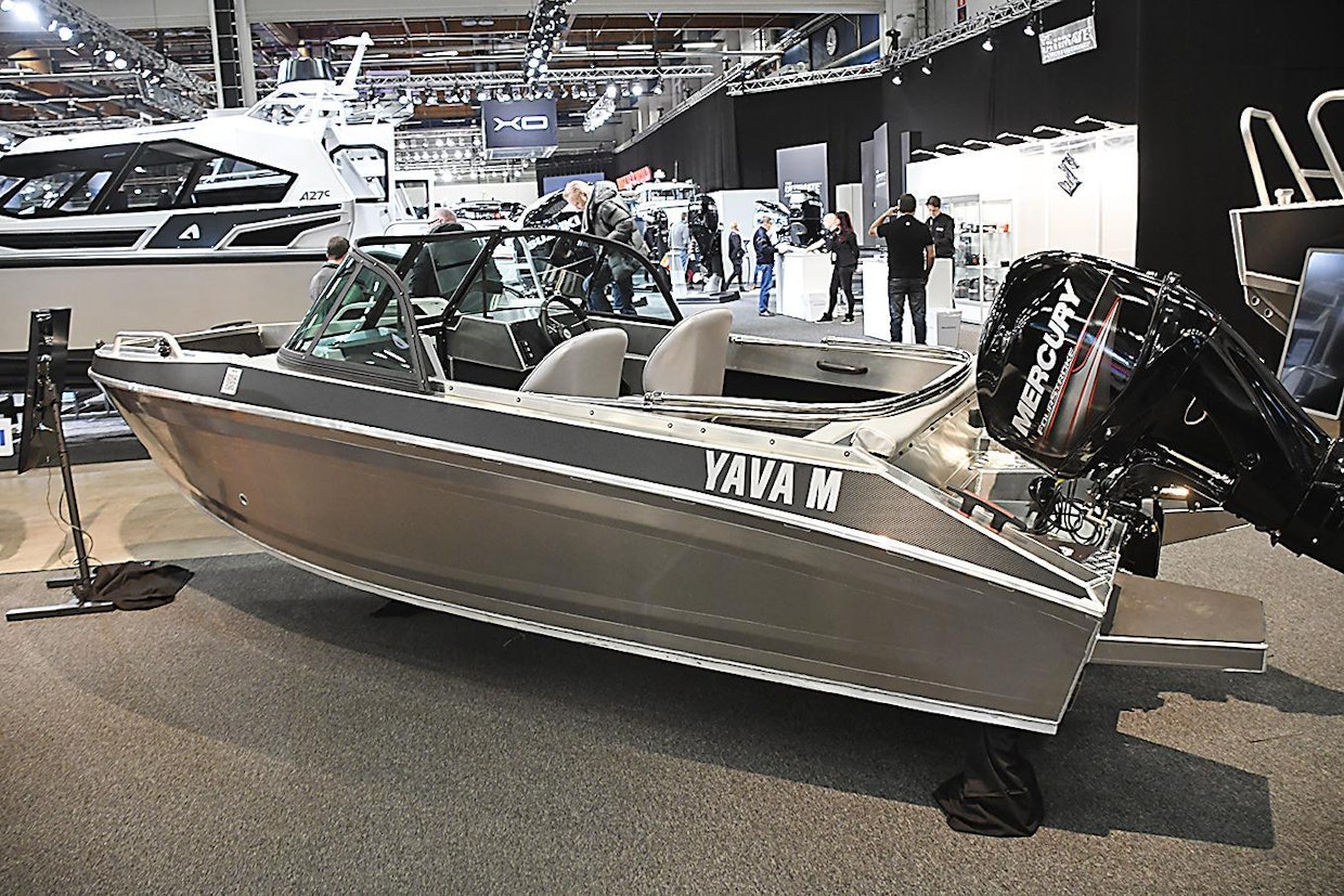 Venäläinen Volzanka Yava M -alumiinivene on rekisteröity 5 henkilölle. Veneen pituus 4,73 m ja moottori on 60 hv:n Mercury.