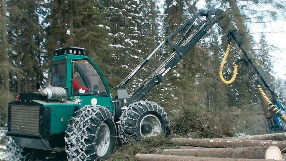 Ulkoiset mitat pettävät ProSilvassa. Se ei kallistele edes 10,5 metrin Foresteri H13105 kuormaimen kanssa. 700/70x34 renkaiden nesteytyksellä ja ketjuilla lisäpainoa saa jopa 1000 kg/pyörä. Työpainon voi itse valita 13-16 tonnin väliltä. Pyörän halkaisija on 20 cm isompi kuin 810 :ssä, vaikka vanne ja rengasleveys ovat samat. 70-tyypin profiili on korkeampi.