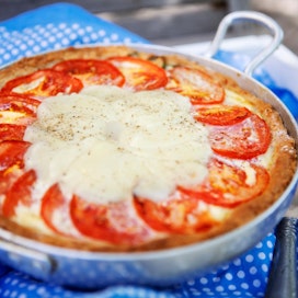 Mozzarella ja tomaatti sopivat hyvin yhteen myös lämpimässä piirakassa.