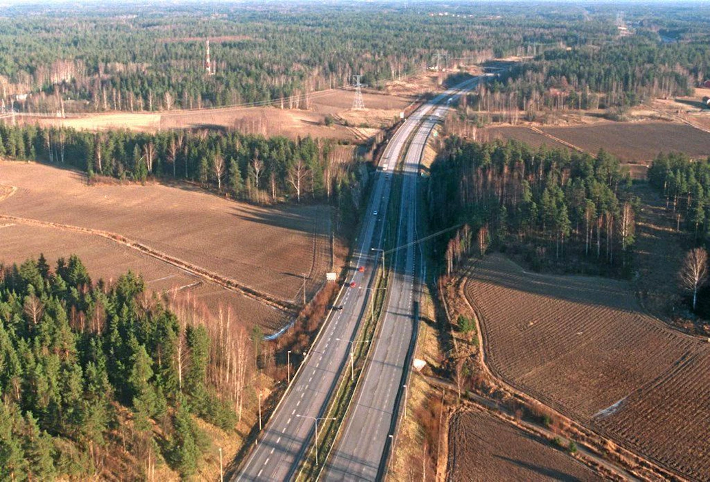 Moottoritie E18 Sipoossa, ympärillä peltoa. Ilmakuvia reitiltä Sipoo-Hyvinkää.