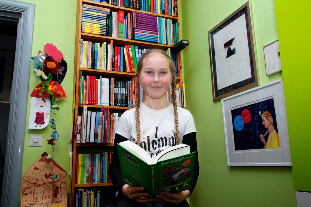 Kymmenvuotias Hertta Mäkinen lukee lempikirjojaan usein uudestaan. Omassa huoneessaan olevan hyllyn lisäksi hänellä on myös Harry Potter -hylly olohuoneessa.