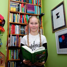 Kymmenvuotias Hertta Mäkinen lukee lempikirjojaan usein uudestaan. Omassa huoneessaan olevan hyllyn lisäksi hänellä on myös Harry Potter -hylly olohuoneessa.