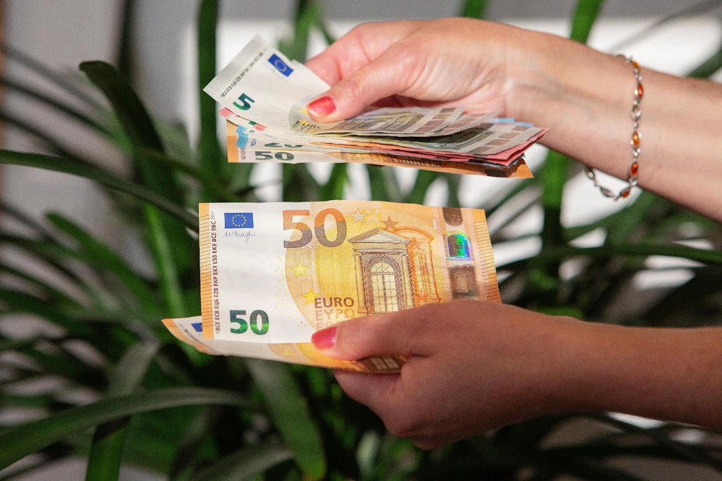 Vaikka niin voisi luulla, tuki ei kuitenkaan tipu muuttajalle ilman ehtoja. Ensinnäkin muuttajan on valittava kohteekseen alle 2 000 asukkaan kylä. Toiseksi asukkaan on harjoitettava uudella asuinalueellaan jotain liiketoimintaa vähintään viiden vuoden ajan.