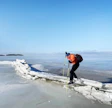Näsijärven jäähän muodostunut halkeama eli railo on merkki vaaranpaikasta, muistuttaa retkiluistelua harrastava Leo Kinnunen.