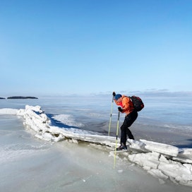 Näsijärven jäähän muodostunut halkeama eli railo on merkki vaaranpaikasta, muistuttaa retkiluistelua harrastava Leo Kinnunen.