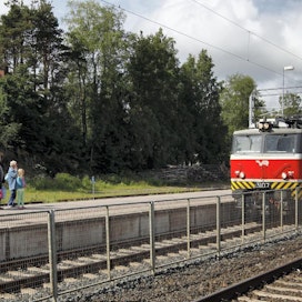 Juna saapumassa Humppilan asemalle, joka on yksi Turku–Tampere-radan asemista. Ensi sunnuntaista eteenpäin rataosuudella on aiempaa vähemmän junavuoroja.