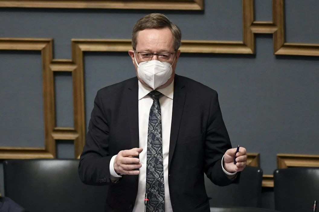 Elinkeinoministeri Mika Lintilä (kesk.) sanoo, ettei hän voisi tässä tilanteessa esitellä valtioneuvostolle Fennovoiman ydinvoimalan rakentamislupaa.