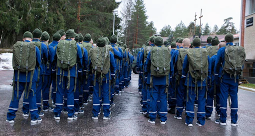 Hieman alle puolet varusmiehistä palvelee puoli vuotta, ja tuon ajan he ansaitsevat 5,20 euroa päivässä.