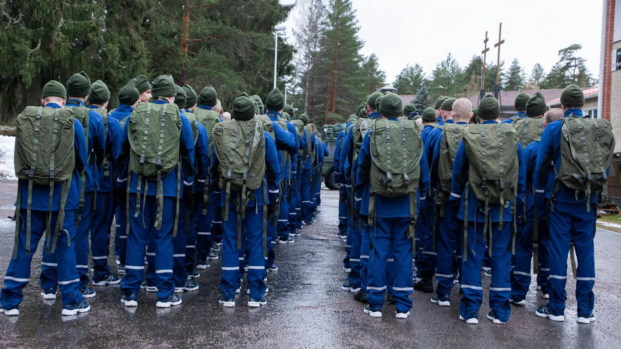 Hieman alle puolet varusmiehistä palvelee puoli vuotta, ja tuon ajan he ansaitsevat 5,20 euroa päivässä.